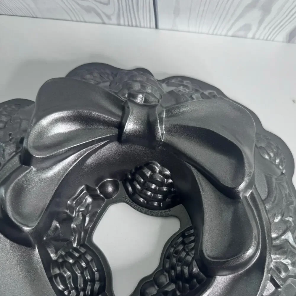 Nordic Ware Holiday Wreath Christmas Bundt Cake Pan Baking Mold Cast Aluminum